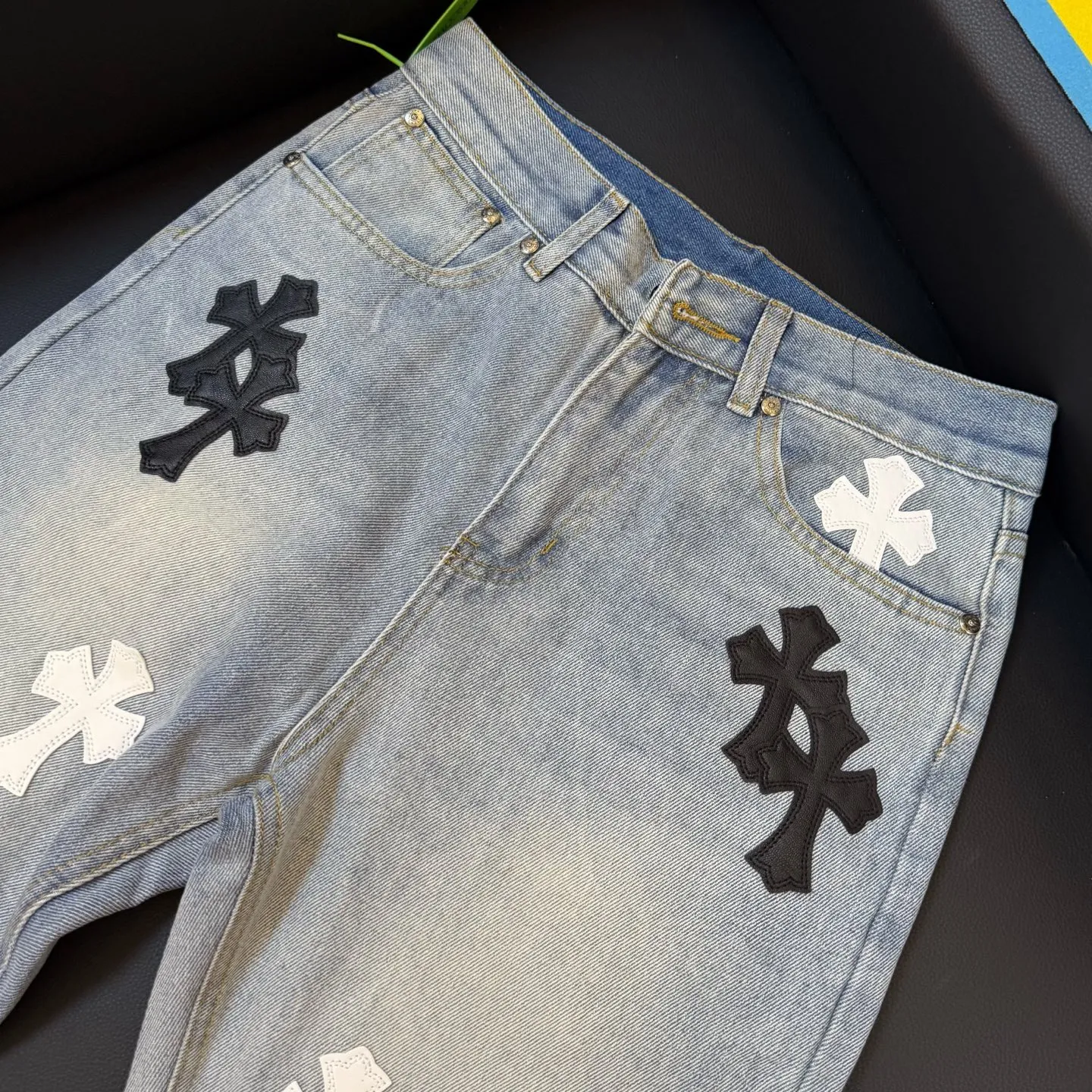 P260 model number: D350 Chromehearts washed blue leather jeans, ceiling-level jeans, a pair is hard to find at the counter‼ ️About Zangyin✅This is an extremely luxurious fashion brand that can also be called the aristocracy of the high street. It has always been an exclusive brand for some hipsters or rich second generations. The color of this model is already very eye-catching by using a unique washed material. It is decorated with pink patch cross flowers, which cleverly highlights the charm of the brand. Secondly, this model adopts a classic high-waist cut design, which highlights the long legs and fashionable temperament of the upper body. The brand is highly recognizable and the slim-fitting configuration is more suitable for daily wear. The personality will be fashionable and the specifications can be seen at a glance. Materials and technology ✅ Needless to say, this point goes without saying. As an excellent craftsman brand, Zangyin's requirements for details and craftsmanship are really perfect. The washed color of this model has gone through a lot of processes, not to mention the embellishment of the denim appliqués. It is also purely handmade and sewn. Just like what they believe in, only handmade things have soul and have the meaning of wearing. A top-notch heavy-duty fashionable denim item, recommended by both hands‼ ️ Size: 28, 30, 32, 34, 36 (S-XXL) Color: Washed light blue Size reference: Pants length 100 102 104 106 106 Waist 72 76 80 84 88 Recommended weight S (about 130 pounds) M (about 120 pounds) L (about 140 pounds) XL (about 165) XXL (around 185)